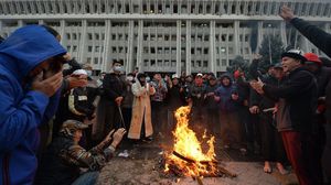 أعلنت ثلاثة فصائل اضطلاعها بالقيادة فيما اقتحم متظاهرون مقار مؤسسات الدولة بما فيها البرلمان وأشعلوا فيها النيران- جيتي