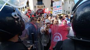 احتج الآلاف من التونسيين ضد قرارات سعيد رغم التضييقات الأمنية - جيتي