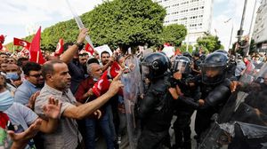 وتابع نشطاء عرب أيضا، باهتمام بالغ، تظاهرات تونس وتفاعلوا معها- جيتي