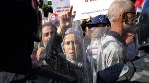 حاول الأمن التونسي منع المتظاهرين من الوصول إلى شارع بورقيبة- جيتي