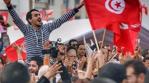 قال ناشطون إن قيس سعيّد يسعى إلى تغيير التاريخ التونسي وتشويهه بتعمده تغيير تاريخ الثورة- الأناضول