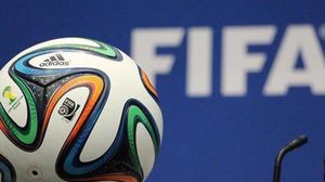 القواعد الناظمة للاتحاد الدولي لكرة القدم تحظر على رئيسه تعاطي الشأن السياسي  (الأناضول)