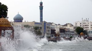 خلال الأيام المقبلة من المتوقع أن يصل الإعصار إلى سواحل الإمارات وشرقي السعودية وقطر- جيتي