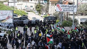 تظاهر المئات في أم الفحم ضد الجريمة في الداخل المحتل وتقاعس شرطة الاحتلال- الأناضول