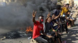 خرج آلاف السودانيين منذ الصباح إلى الشوارع تنديدا بما اعتبروه "انقلابا عسكريا"- تويتر