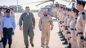 قائد سلاح الجو الإماراتي لدى وصوله إحدى قواعد الاحتلال الجوية- وزارة الحرب الإسرائيلية