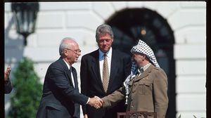 رابين يصافح عرفات بحضور كلينتون في البيت الأبيض بعد توقيع اتفاق أوسلو- جيتي