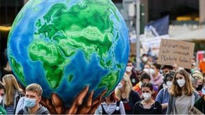  مئات الأشخاص تجمعوا أمس في غلاسكو لحض قادة العالم على التحرك من أجل المناخ- جيتي