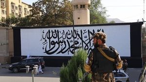 جندي من طالبان أمام أحد المقار في العاصمة كابول- الأناضول