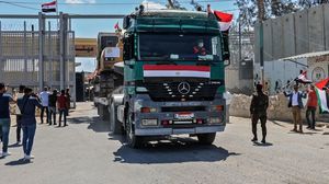 عشرات الشاحنات المحملة بآلاف الأطنان من مساعدات الإغاثة تنتظر على مشارف معبر رفح الحدودي- جيتي
