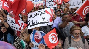 خرج التونسيون في مظاهرات حاشدة سابقا رفضا لانفراد سعيد بالسلطة - جيتي