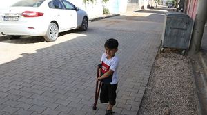  انتشر مقطع للطفل محمد عبر وسائل التواصل الاجتماعي مؤخرا وهو يحاول الجري مستعينا بعصا- الأناضول