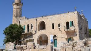 تقع قرية النبي صموئيل على أعلى تلة إلى الشمال الغربي من مدينة القدس المحتلة