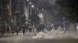 استعمل الأمن التونسي الغاز المسيل للدموع لتفريق المحتجين - جيتي