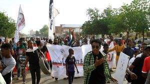 تجددت المظاهرات في السودان ضد الحكم العسكري الذي احتكر السلطات منذ عام - جيتي