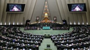 البرلمان الإيراني هتف بالولاء لخامنئي وبـ"الموت لأمريكا"- جيتي