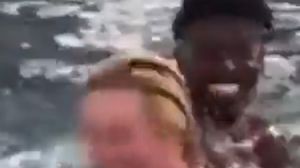 قام أنطونيو براون بالسباحة عاريا قرب امرأة ظهرت جانبه في مقطع فيديو- نيويورك بوست/ تويتر