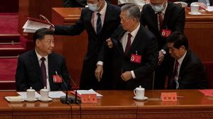 كان الرئيس السابق (79 عاما) الذي بدا على ملامحه الضعف يجلس إلى جانب الرئيس شي (69 عاما) والذي لم يكترث- جيتي 