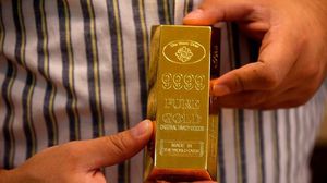 يؤدي ارتفاع أسعار الفائدة إلى تقليل جاذبية الاحتفاظ بالذهب الذي لا يدر عوائد- جيتي