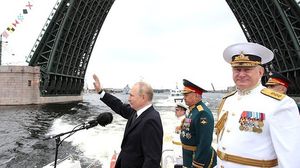 ظهر بوتين ممسكا ذراع جندي روسي بيد ظهر عليها "علامات واضحة في الوريد"- الكريملين
