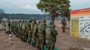 عناصر من الجيش الروسي خلال تدريبات على الأسلحة-  إعلام روسي
