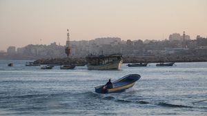 قطاع غزة يعاني من فرض الاحتلال قيودا على دخول معدات الصيد وتقييد دخول الصيادين إلى البحر- عربي21