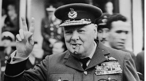 رئيس حكومة بريطانيا خلال الحرب العالمية الثانية من أبرز الشخصيات التي استعادت تولي مناصب قيادية في البلاد - جيتي