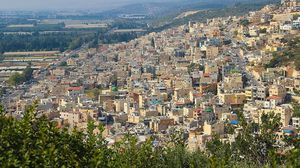 تعتبر الفريديس جزءا من حيفا، وتقع على سفح جبل الكرمل