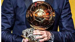 يغيب الأرجنتيني ليونيل ميسي الفائز بالجائزة في العام الماضي- dw/ الكرة الذهبية