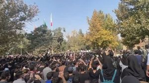 إيران تشهد مظاهرات مستمرة منذ منتصف الشهر الماضي إثر وفاة شابة في مركز للشرطة- تويتر