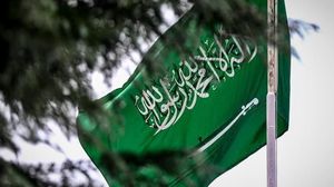 طالب ناشطون السعودية بالتدخل بعد انتشار صورة تظهر جنودا من جيش الاحتلال وهم يدوسون على العلم السعودي- الأناضول