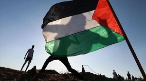 القبعات الورقية تعكس ألوان العلم الفلسطيني- الأناضول