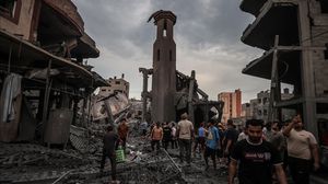 يخلف القصف الإسرائيلي أثرا أشبه بآثار الزلازل المدمرة على المباني في غزة- الأناضول 