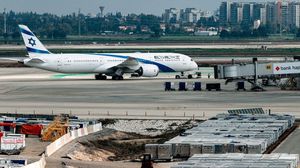 أعلن مطار بن غوريون الإسرائيلي وقف الرحلات عدة مرات منذ السبت بسبب قصف المقاومة - جيتي