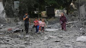يتعمد الاحتلال استهداف الأحياء السكنية والطواقم الطبية في قطاع غزة- الأناضول 
