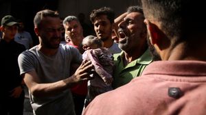 ظهر المواطن الفلسطيني ذاته في صورة وهو يحمل طفلة رضيعة يعتقد أنها ابنته استشهدت بقصف منزله- جيتي