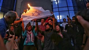 المحتجون أحرقوا علم الاحتلال أمام مقر النقابة- wafaa hassan
