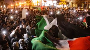  رفع المتظاهرون شعارات منها "أمريكا رأس الحية" و"الخزي والعار لصهاينة العرب"- جيتي