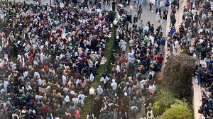 مئات الطلبة رفعوا لافتات وهتفوا ضد الاحتلال- إكس
