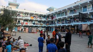 آلاف الفلسطينيين نزحوا إلى مدارس الأونروا بعد قصف منازلهم- جيتي