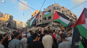 خرج المئات من الشبان معبرين عن رفضهم للمخططات التي يرتبها الاحتلال وواشنطن والدول الغربية لتهجير سكان قطاع غزة نحو سيناء- تويتر