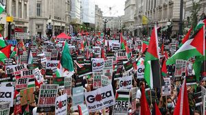 ربع مليون بريطاني يتظاهرون في لندن رفضا للحرب الإسرائيلية ضد غزة.. (عربي21)