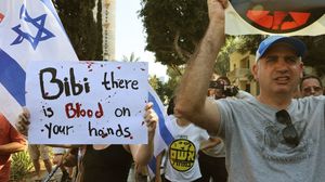 احتج إسرائيليون أمام قاعدة عسكرية لجيش الاحتلال مطالبين بإعادة أبنائهم من الأسر- جيتي