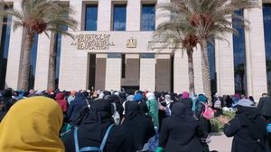 مئات المعلمات والمعلمين نظموا اعتصاما هو الأول من نوعه في العاصمة الجديدة لكن قوات الأمن فضته بالقوة- مواقع التواصل