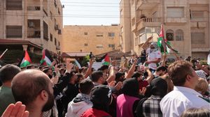 تمنع قوات الأمن المتظاهرين من التوجه إلى مبنى السفارة- قناة المملكة