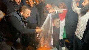 المتظاهرون أحرقوا علم الاحتلال أمام القاعدة العسكرية- صحيفة أكدينيز
