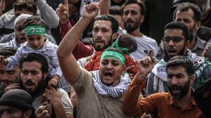 ندد المتظاهرون بجرائم الاحتلال الوحشية بحق أهالي غزة- الأناضول 