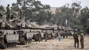 إسرائيل تستخدم ورقة الغزو في إطار الحرب النفسية على غزة، وفي إطار عملية الضغط السياسي على حماس والقوى الإقليمية والدولية. (الأناضول)
