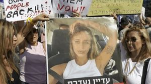 عائلة أسيرة بث القسام مشاهد مصورة لها وهي تتلقى العلاج- صحف عبرية