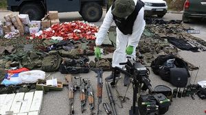شرطة كوسوفو عرضت الأسلحة التي صادرتها عقب الهجوم الذي تعرضت له في شمال اليلاد- الأناضول
